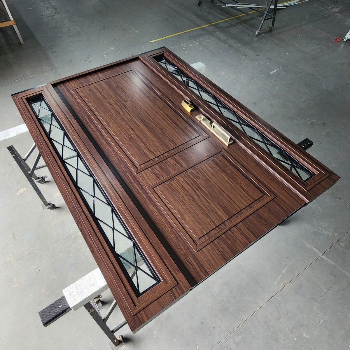 Porta em ACM Wood Sucupira modelo colonial com portal de vidro e grade de ferro - Imagem 5