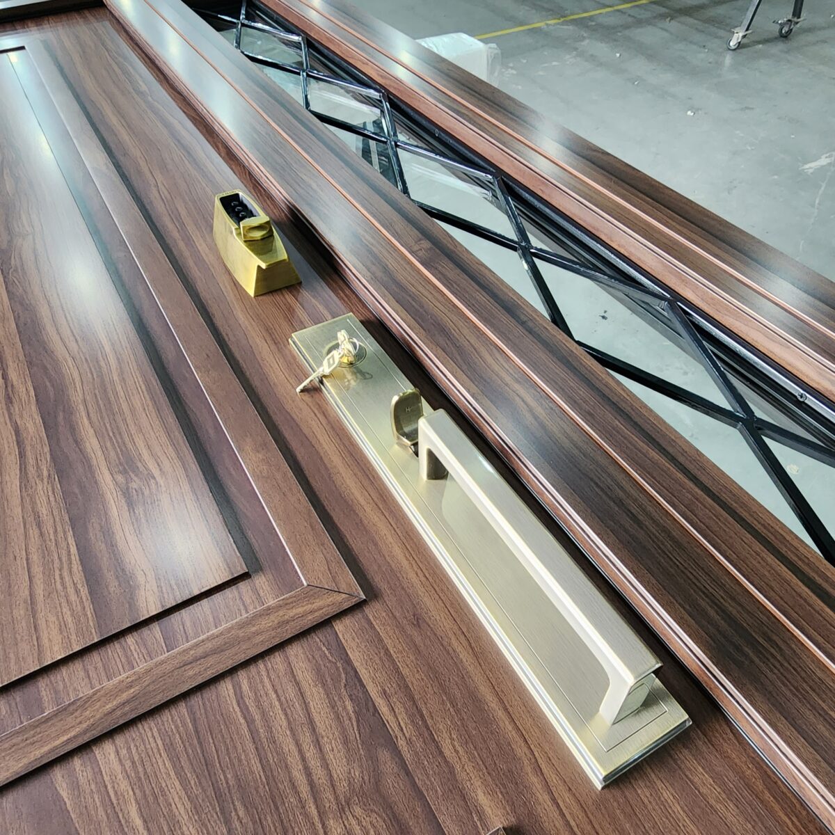 Porta em ACM Wood Sucupira modelo colonial com portal de vidro e grade de ferro - Imagem 9