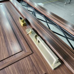 Porta em ACM Wood Sucupira modelo colonial com portal de vidro e grade de ferro - Imagem 9