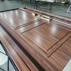 Porta em ACM Wood Sucupira modelo colonial com portal de vidro e grade de ferro - Imagem 6