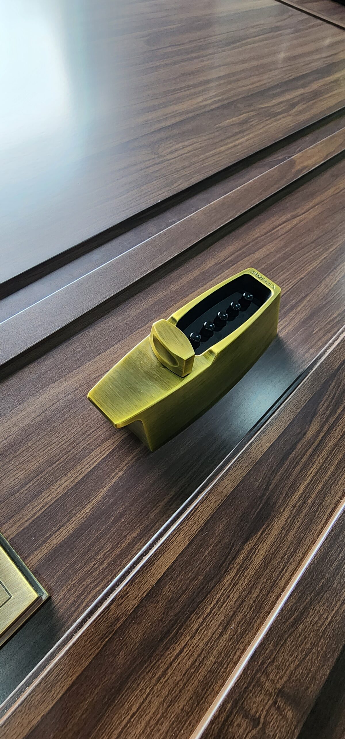 Porta em ACM Wood Sucupira modelo colonial com portal de vidro e grade de ferro - Imagem 13