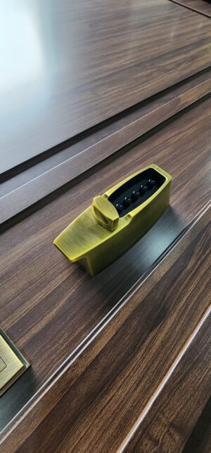 Porta em ACM Wood Sucupira modelo colonial com portal de vidro e grade de ferro - Imagem 13