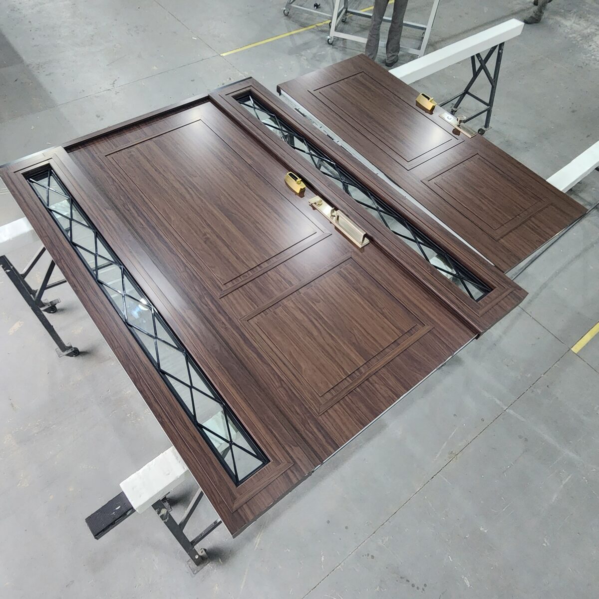 Porta em ACM Wood Sucupira modelo colonial com portal de vidro e grade de ferro - Imagem 7