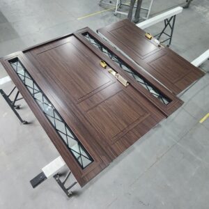 Porta em ACM Wood Sucupira modelo colonial com portal de vidro e grade de ferro - Imagem 7