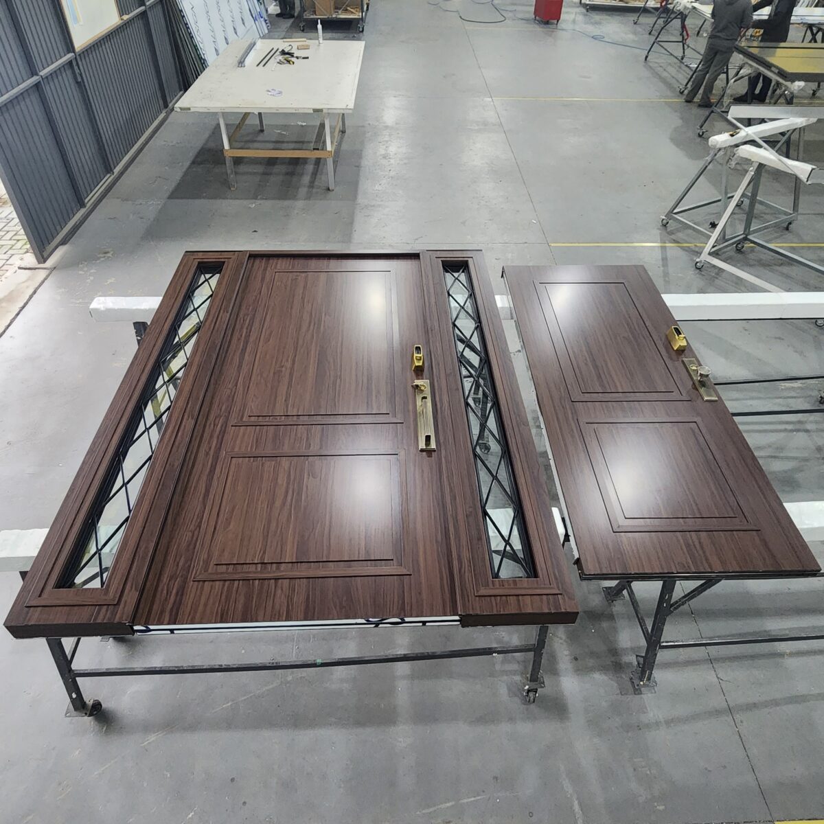 Porta em ACM Wood Sucupira modelo colonial com portal de vidro e grade de ferro - Imagem 8