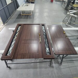 Porta em ACM Wood Sucupira modelo colonial com portal de vidro e grade de ferro - Imagem 8