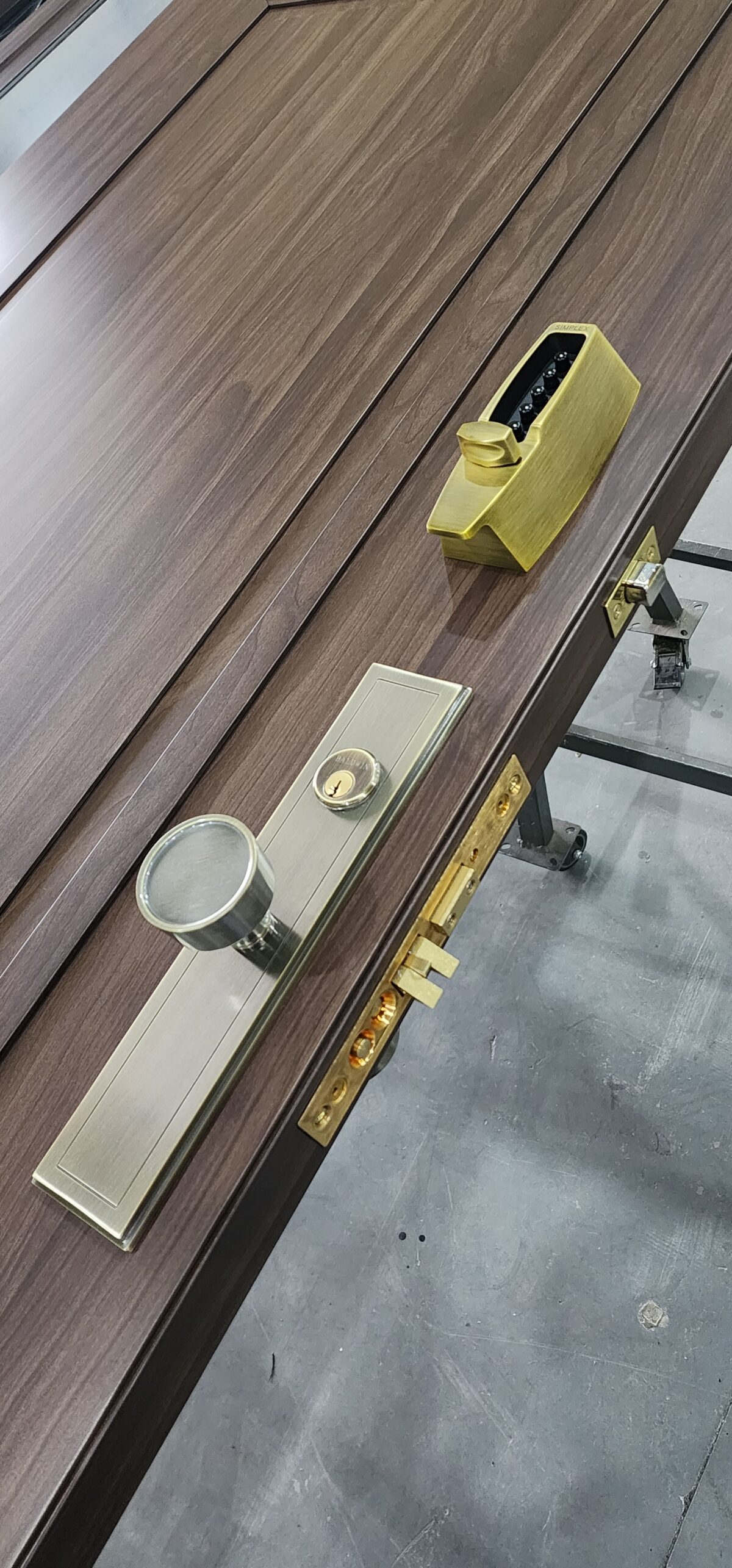 Porta em ACM Wood Sucupira modelo colonial com portal de vidro e grade de ferro - Imagem 10