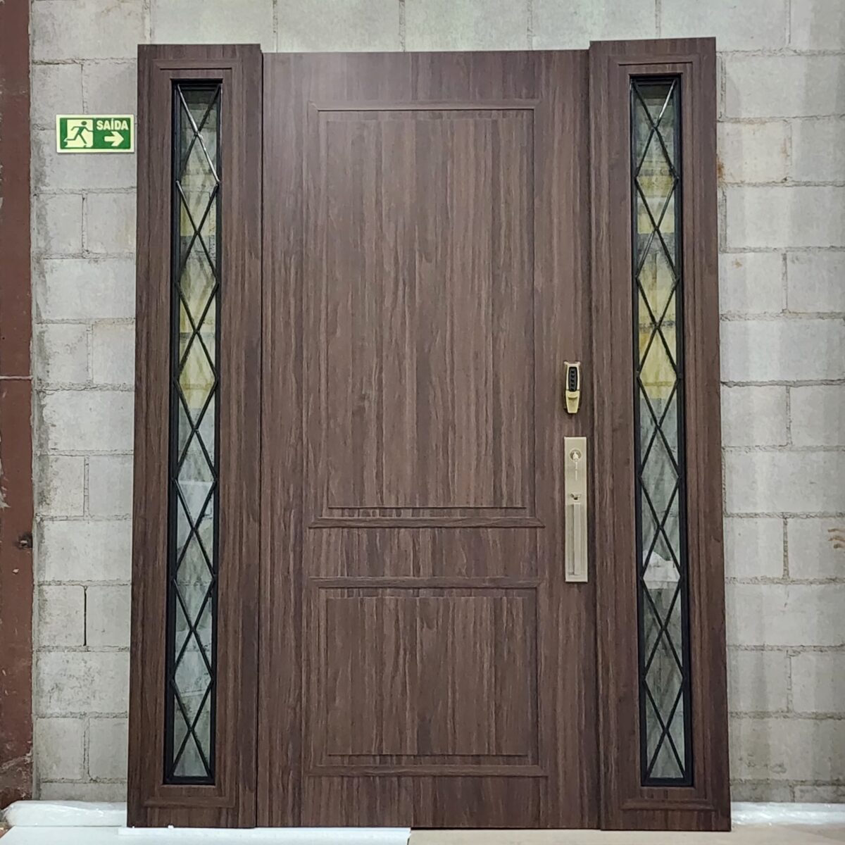 Porta em ACM Wood Sucupira modelo colonial com portal de vidro e grade de ferro - Imagem 1