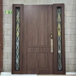 Porta em ACM Wood Sucupira modelo colonial com portal de vidro e grade de ferro