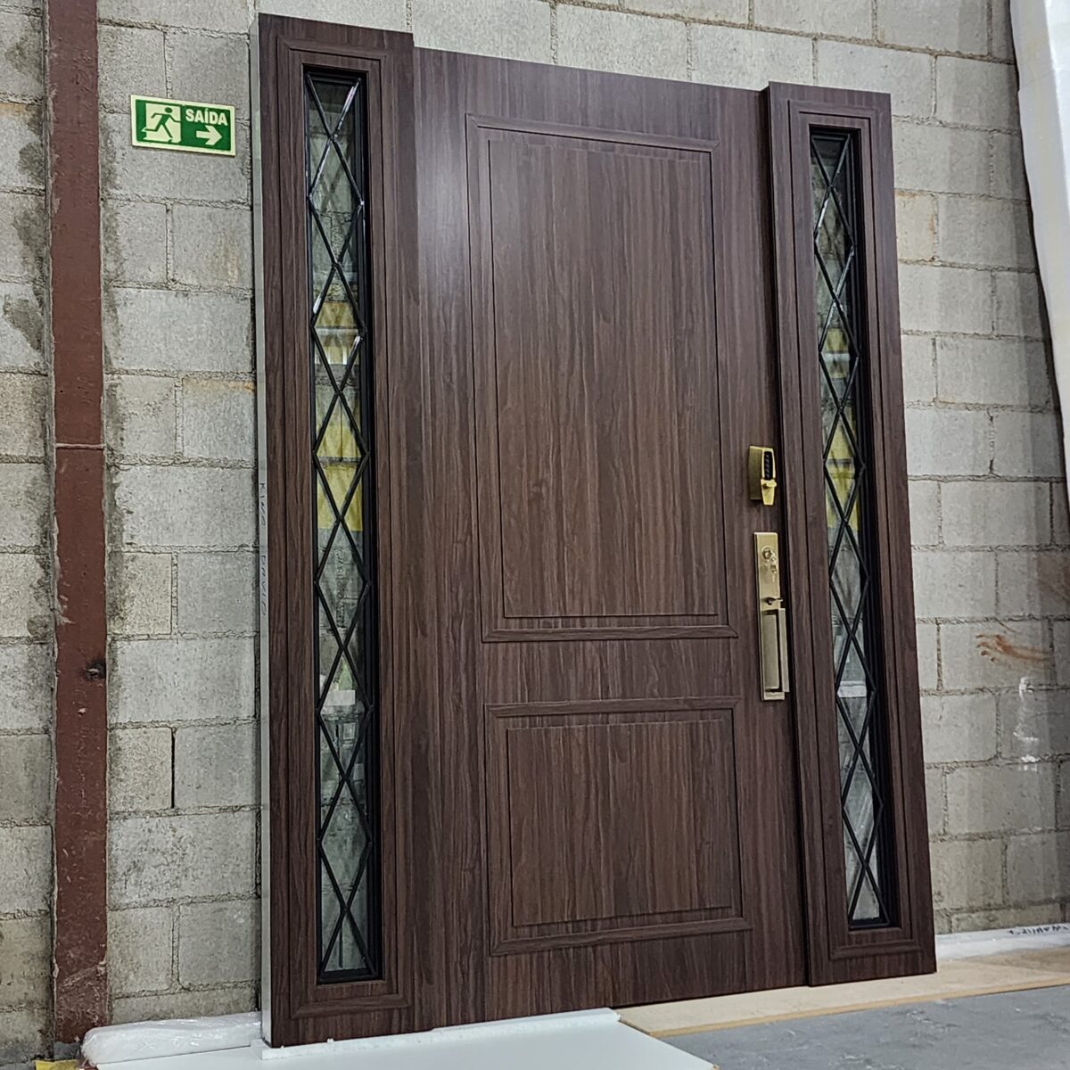 Porta em ACM Wood Sucupira modelo colonial com portal de vidro e grade de ferro - Imagem 2