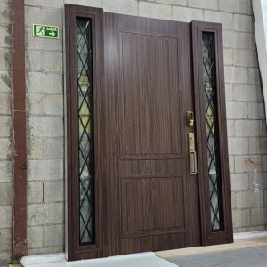 Porta em ACM Wood Sucupira modelo colonial com portal de vidro e grade de ferro - Imagem 2