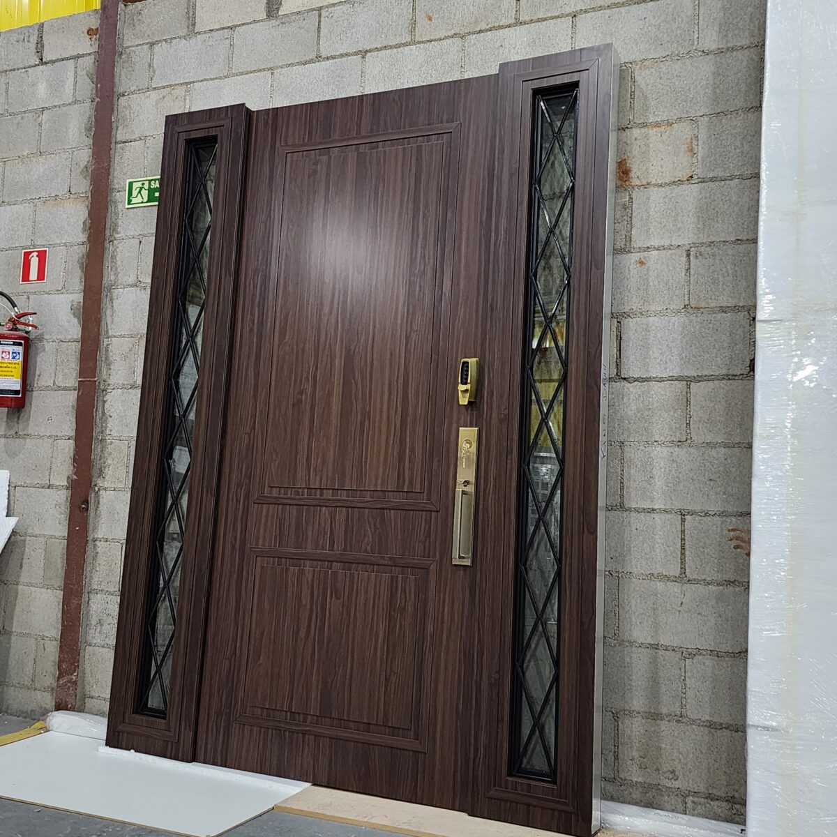 Porta em ACM Wood Sucupira modelo colonial com portal de vidro e grade de ferro - Imagem 3