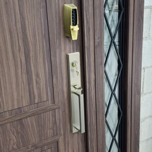 Porta em ACM Wood Sucupira modelo colonial com portal de vidro e grade de ferro - Imagem 11