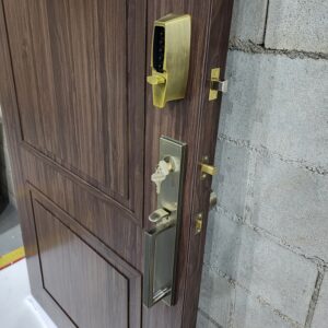 Porta em ACM Wood Sucupira modelo colonial com portal de vidro e grade de ferro - Imagem 12