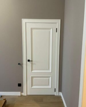 Porta kit pronto especial com apliques de moldura e almofadas