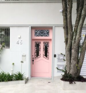 Porta especial com grades de ferro colonial e pintura laca rosa - Imagem 2