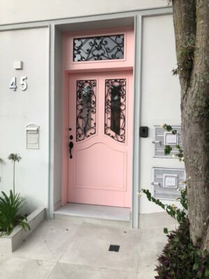 Porta especial com grades de ferro colonial e pintura laca rosa - Imagem 3