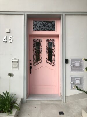 Porta especial com grades de ferro colonial e pintura laca rosa - Imagem 5