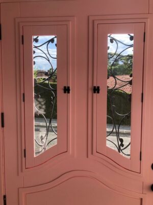 Porta especial com grades de ferro colonial e pintura laca rosa - Imagem 8