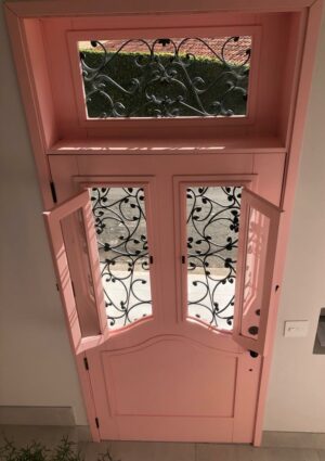 Porta especial com grades de ferro colonial e pintura laca rosa - Imagem 7