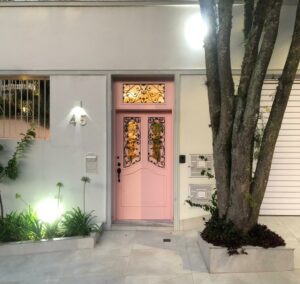 Porta especial com grades de ferro colonial e pintura laca rosa