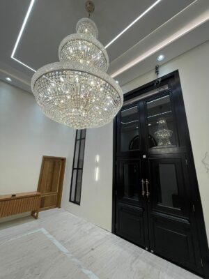 Porta em ACM preto fosco, sistema de abetura dupla, modelo neoclássica exclusivo