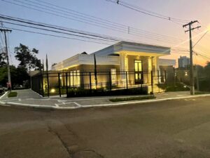 Porta em ACM preto fosco, sistema de abetura dupla, modelo neoclássica exclusivo - Imagem 7