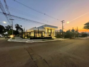 Porta em ACM preto fosco, sistema de abetura dupla, modelo neoclássica exclusivo - Imagem 8