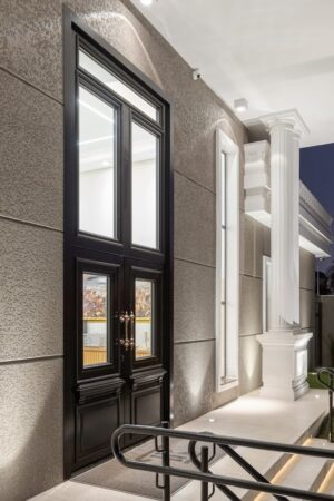 Porta em ACM preto fosco, sistema de abetura dupla, modelo neoclássica exclusivo - Imagem 4