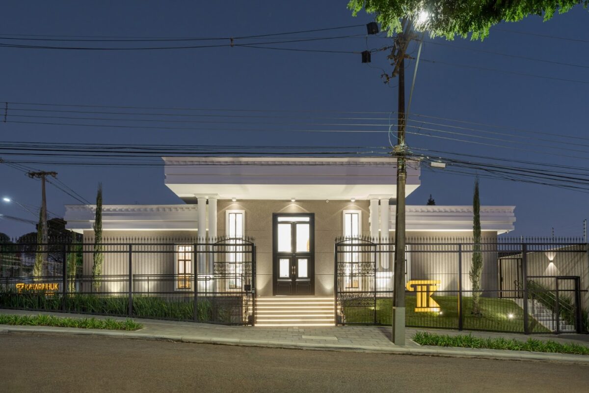 52 Porta em ACM preto fosco, sistema de abetura dupla, modelo neoclássica exclusivo - Imagem 5