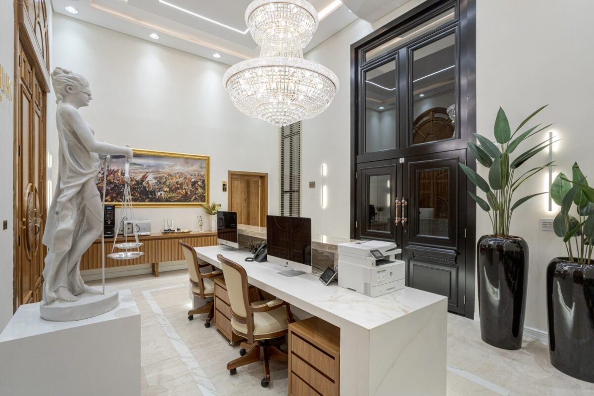 Porta em ACM preto fosco com sistema de abertura dupla, modelo neoclássico exclusivo. Design imponente, linhas sofisticadas e acabamento de alto padrão, ideal para projetos que valorizam elegância e modernidade - Imagem 4