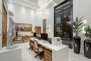 Porta em ACM preto fosco com sistema de abertura dupla, modelo neoclássico exclusivo. Design imponente, linhas sofisticadas e acabamento de alto padrão, ideal para projetos que valorizam elegância e modernidade - Imagem 4