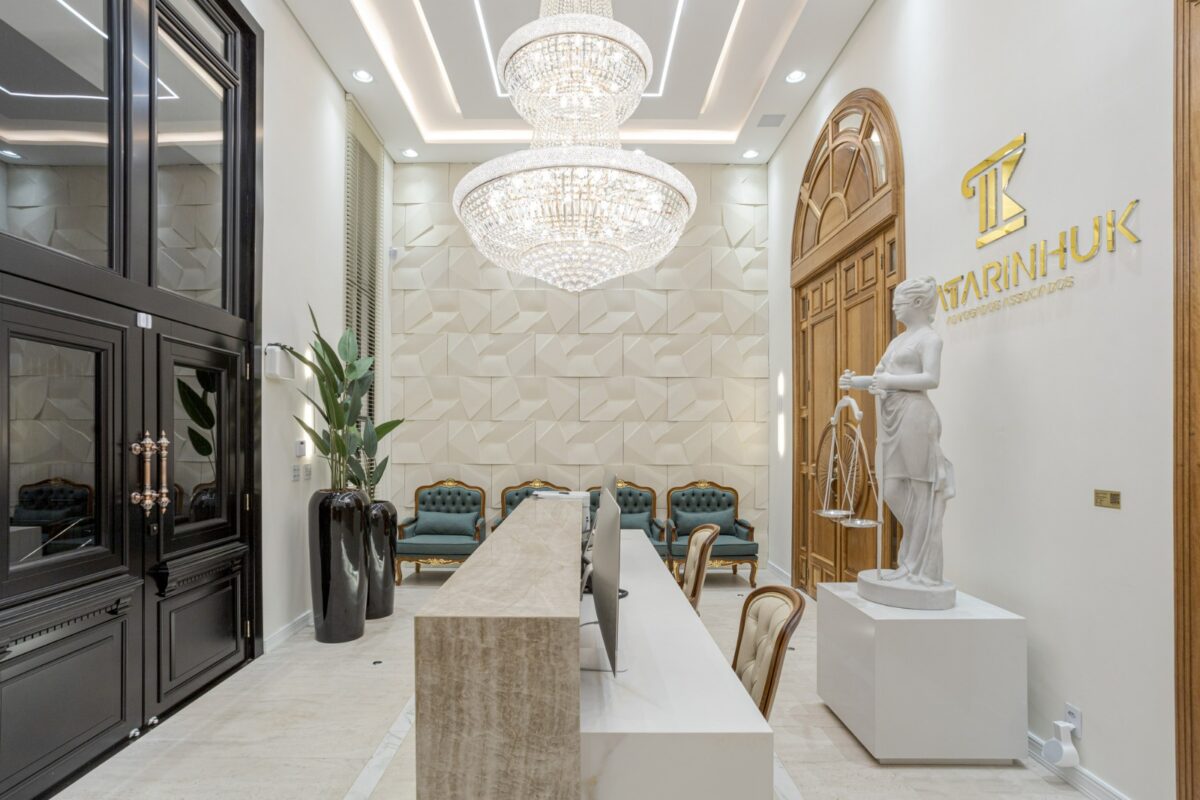 Porta em ACM preto fosco com sistema de abertura dupla, modelo neoclássico exclusivo. Design imponente, linhas sofisticadas e acabamento de alto padrão, ideal para projetos que valorizam elegância e modernidade - Imagem 5