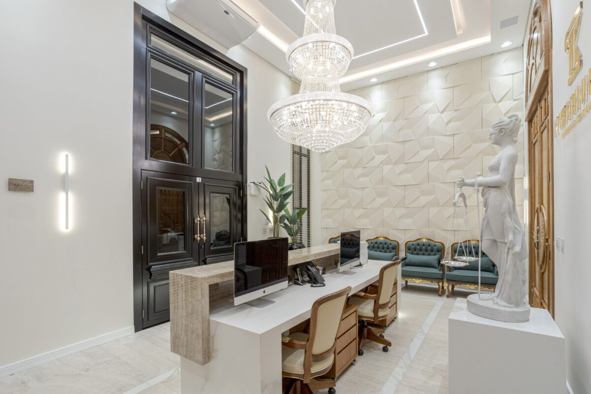 Porta em ACM preto fosco com sistema de abertura dupla, modelo neoclássico exclusivo. Design imponente, linhas sofisticadas e acabamento de alto padrão, ideal para projetos que valorizam elegância e modernidade - Imagem 3