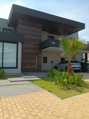 Porta pivotante em ACM Wood Ebano com painéis e bandeiras fixas