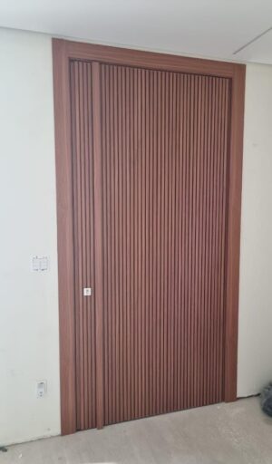 Porta pivotante em ACM modelo ripado vertical