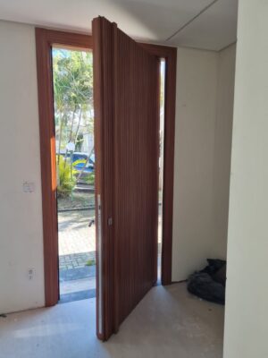 Porta pivotante em ACM modelo ripado vertical - Imagem 2