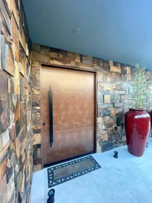 Porta pivotante em ACM aço corten