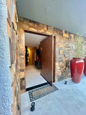 Porta pivotante em ACM aço corten - Imagem 4