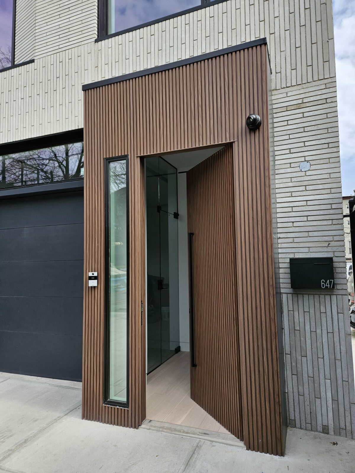 Porta pivotante em ACM Wood Nogueira modelo ripado na vertical - Imagem 1