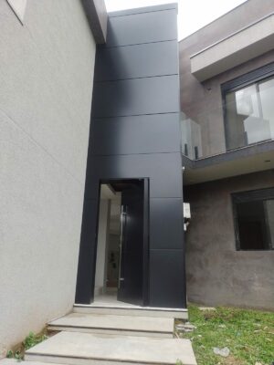 Porta pivotante em ACM preto fosco com painel e bandeira fixos - Imagem 2