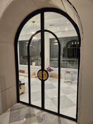 Porta em ACM com sistema de abertura dupla modelo em arco