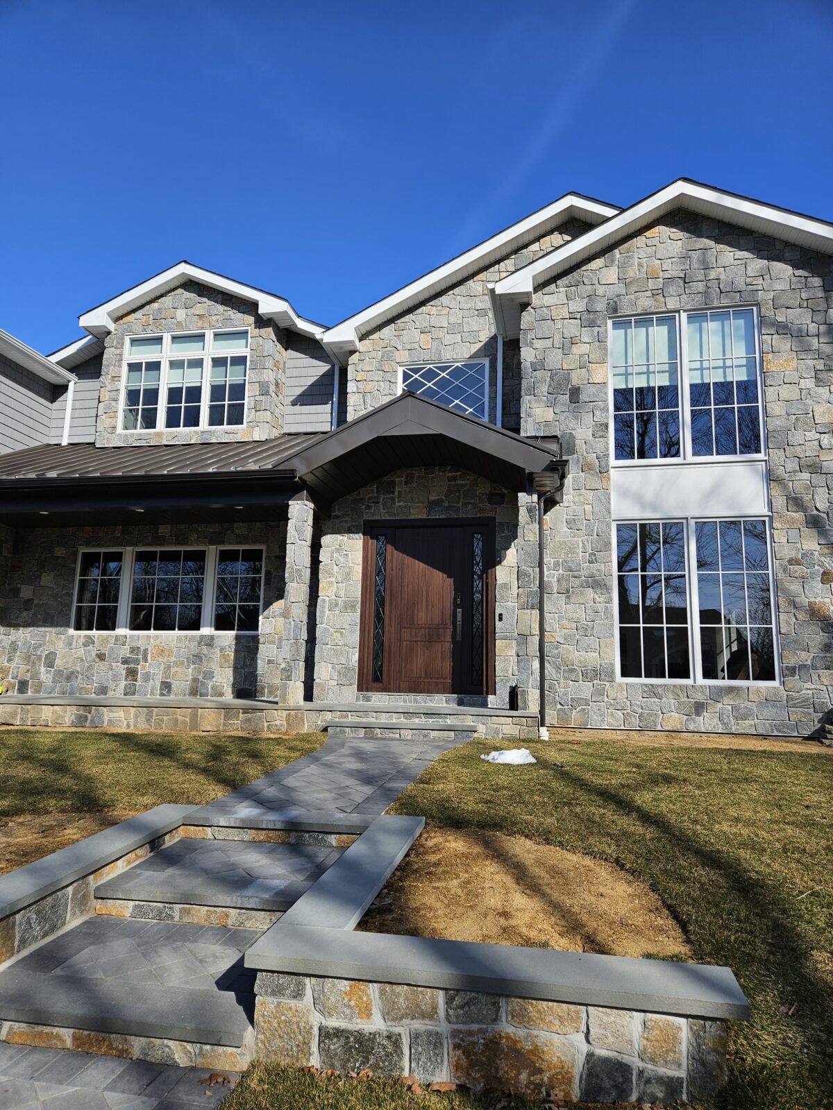 129 Porta pivotante em ACM Wood Sucupira com portais duplo lateral com grade colonial - Imagem 3