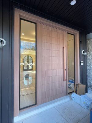 Porta pivotante em ACM Wood Carvalho Mel com portal duplo lateral