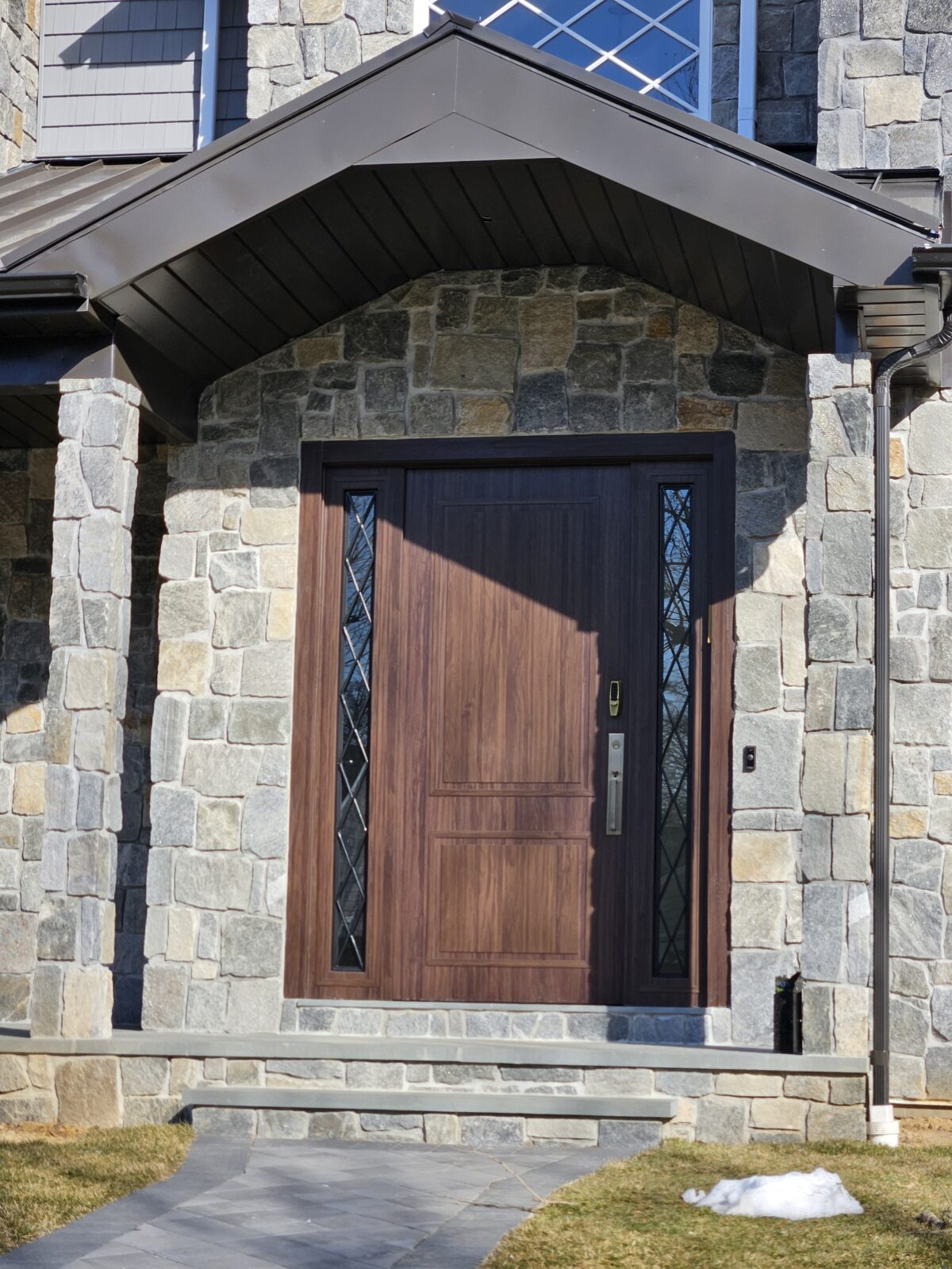 130 Porta pivotante em ACM Wood Sucupira com portais duplo lateral com grade colonial - Imagem 1