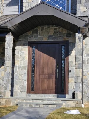 Porta pivotante em ACM Wood Sucupira com portais duplo lateral com grade colonial