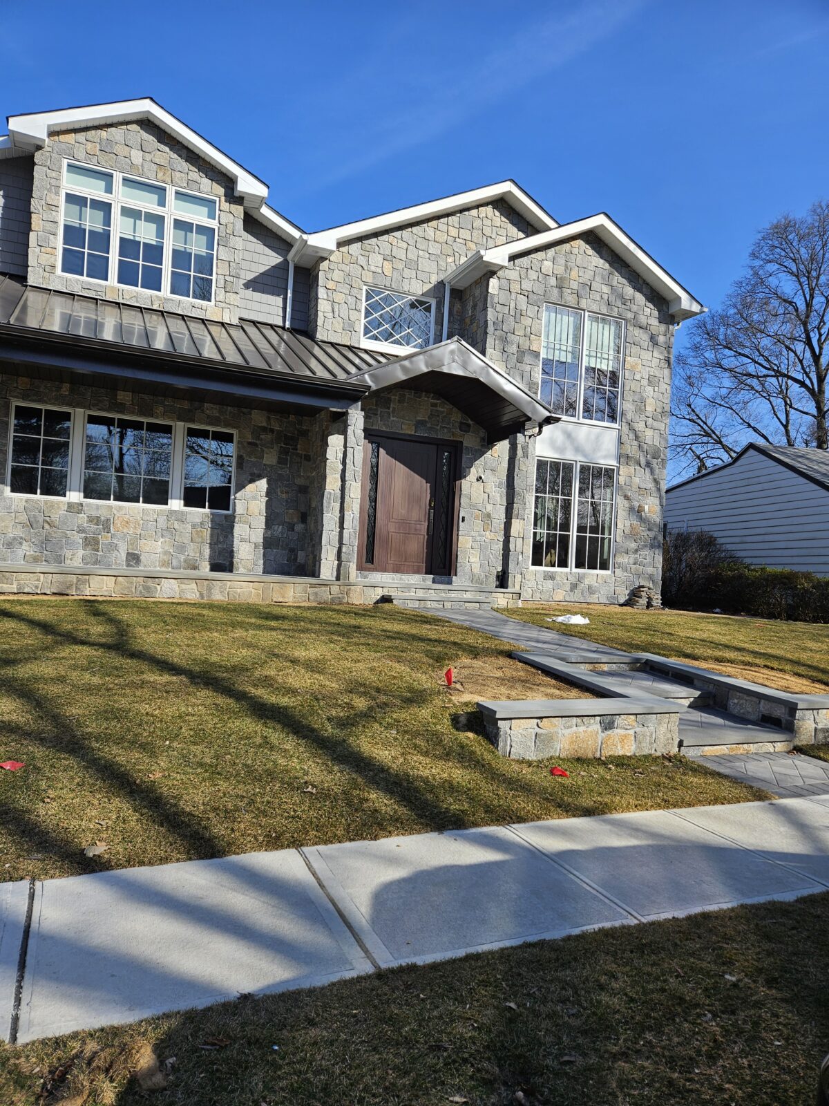 131 Porta pivotante em ACM Wood Sucupira com portais duplo lateral com grade colonial - Imagem 2