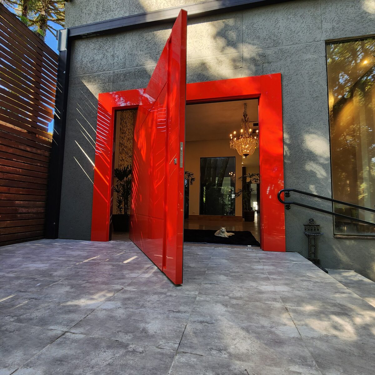 134 Porta pivotante em ACM Vermelho externo e Dark Grey interno - Imagem 2