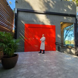 Porta pivotante em ACM Vermelho externo e Dark Grey interno