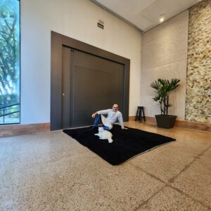 Porta pivotante em ACM Vermelho externo e Dark Grey interno - Imagem 3